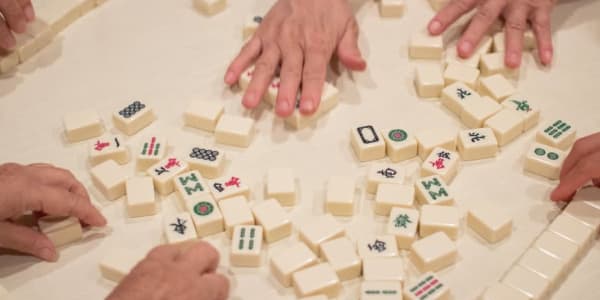 Scurt istoric al Mahjong-ului și cum să-l joci